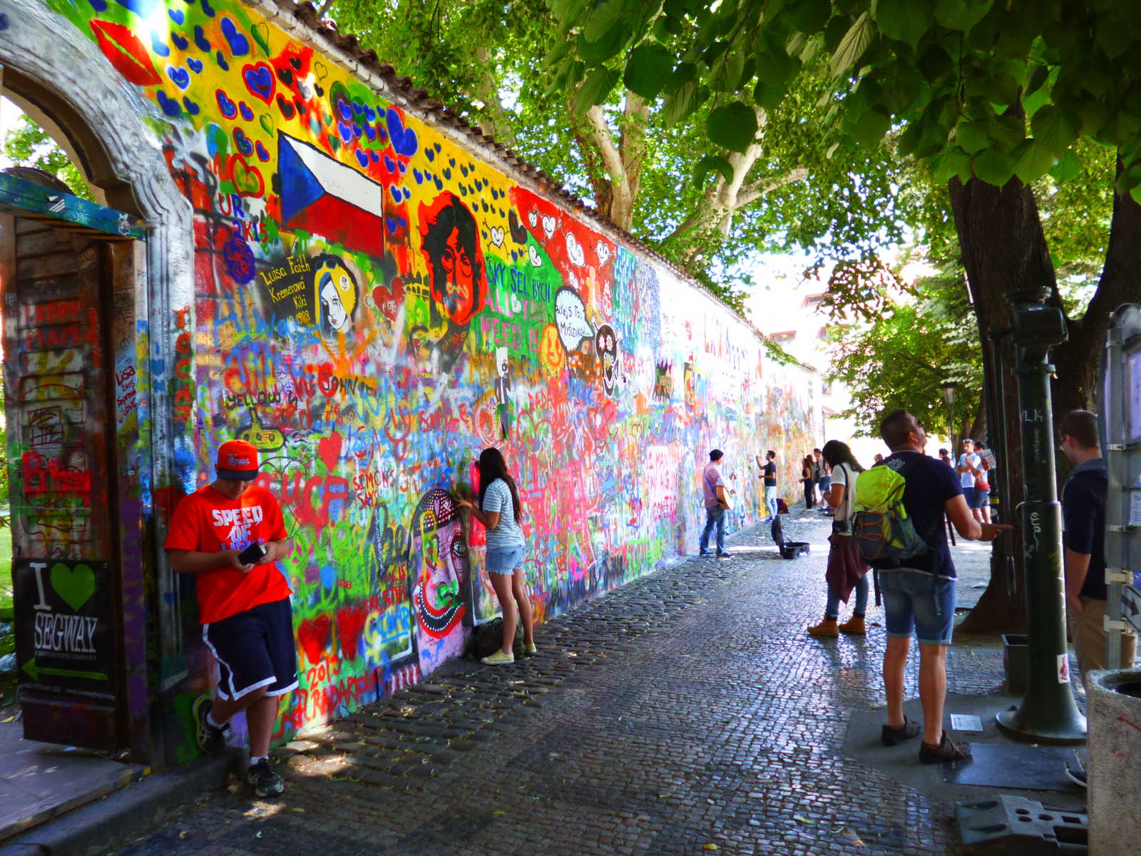 John Lennon Mauer mit Touristen in der Altstadt von Prag.