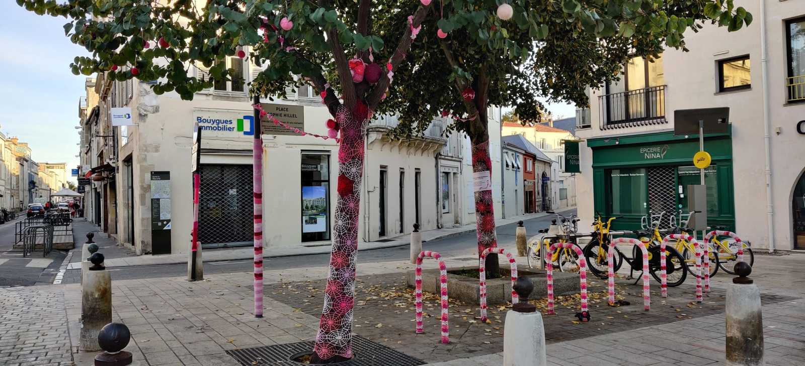 La Rochelle Urban Knitting Stadtkultur Urbanität Urbanauth Öffentlicher Platz Raumaneignung Strick Graffiti an Bäumen Fahrradständer bunte Farben Frankreich Europa