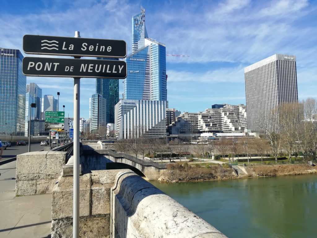 Reisende der Städte überqueren die Brücke von Neuilly und verlassen Paris auf Entdeckungstour der Banlieues. Urbanauth ist dein urbanes Media! Mehr entdecken...