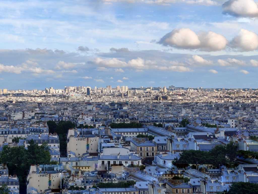 Stadtlandschaft von Paris, grau-silberne Häuserdächer, bewölktes Wetter, endlose Urbanisierung bis zum Horizont Stadtsoziologie Urbanismus