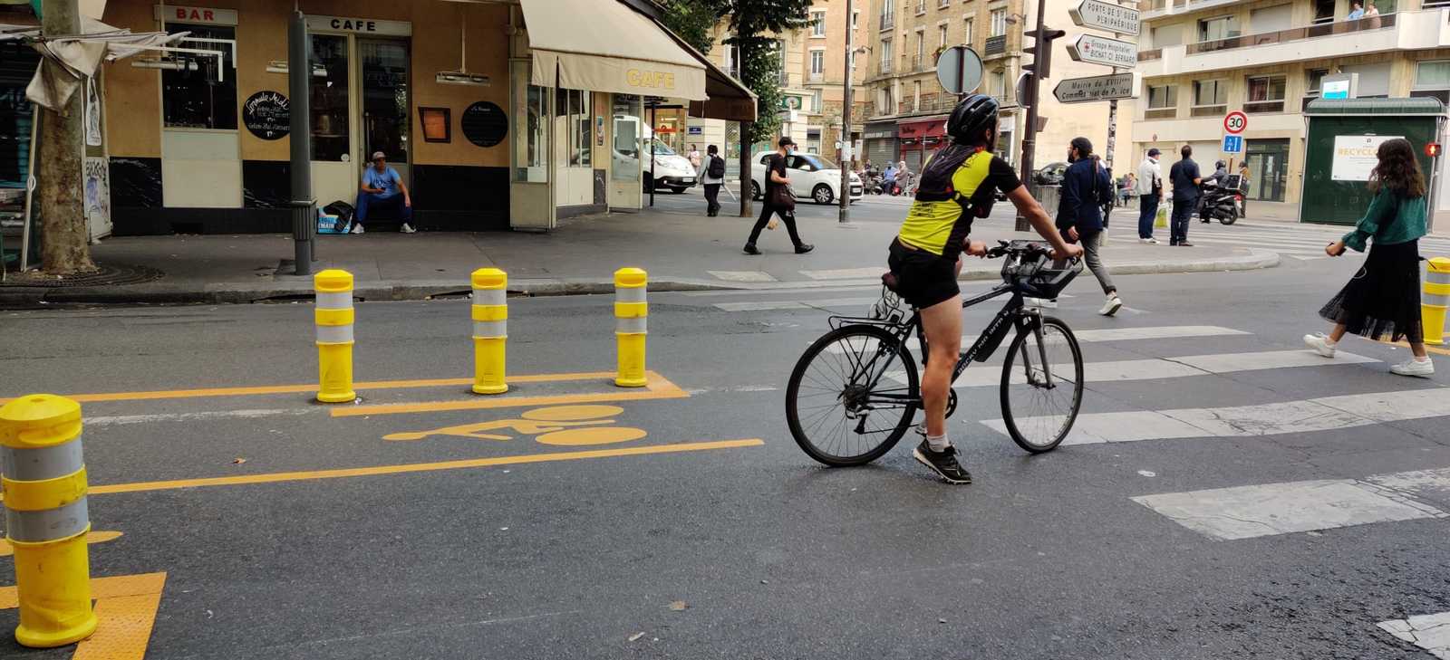 Fahrradfreundliche Städte. Design Mobilität Recht auf Stadt Fahrradwege Paris Geschiwndigkeitsbegrenzung 30KmH Fahrradweg Mittelstreifen