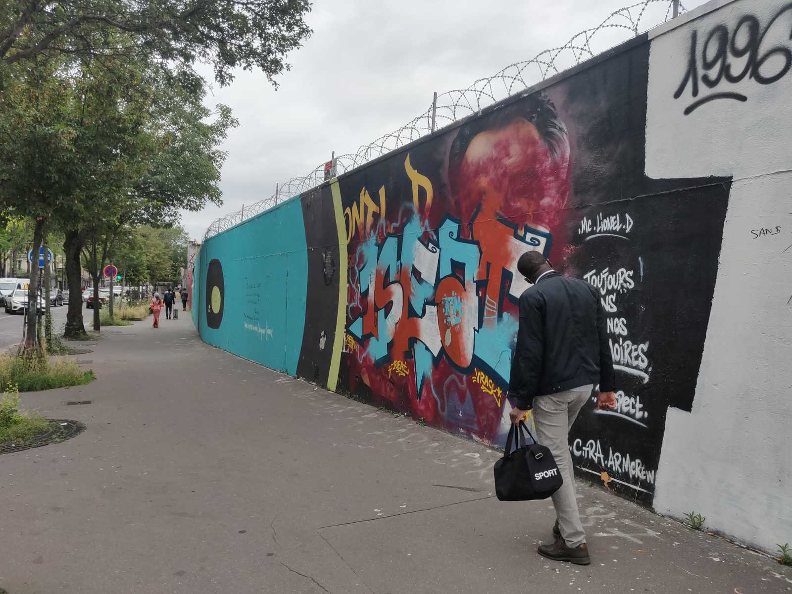 Straße mit Passanten an der Graffiti Hall of Fame von Paris / Rue Ordener, im Norden der Hauptstadt, 18. Bezirk, HipHopcity, 1SEAt Graffiti, MDC Graffiti, VO Graffiti,