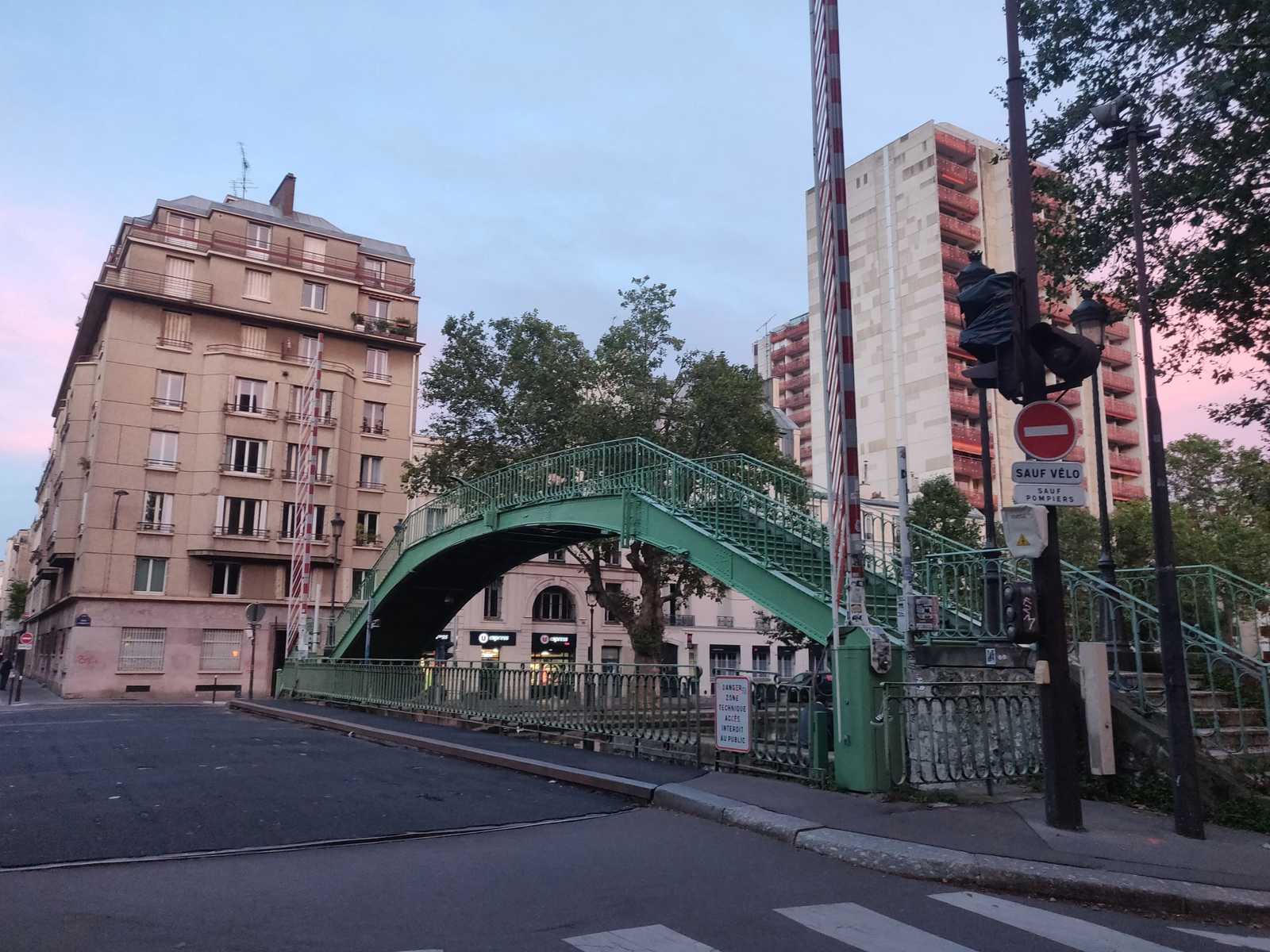 grüne Brücke über Canal de l'Ourcq in Paris, Urbanismus und architektur, Metropole, Urbanität, Großsstadt, Reisende der Städte, Urbanauth,