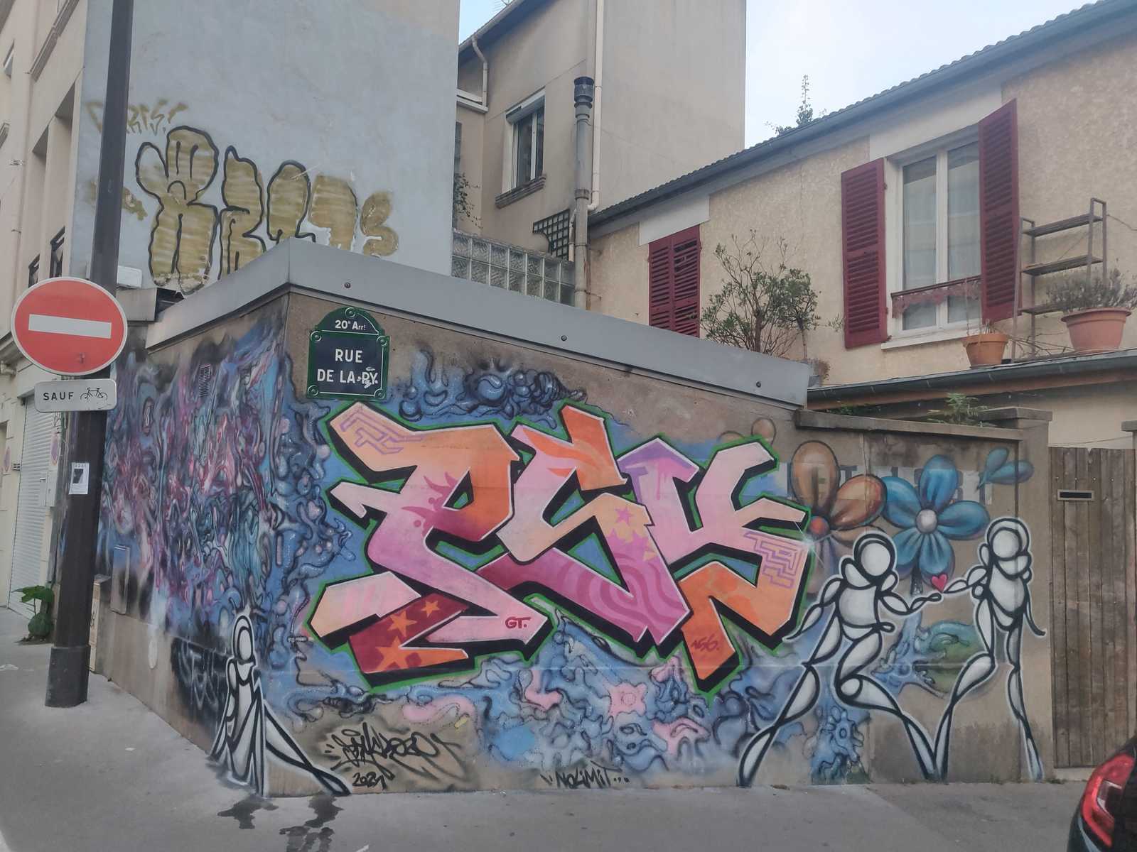 Graffiti von PSY, Graffiti- Crew156, GT (GrimTeam), einprägsame, einfach geschwungene Figuren, Rue de Laby 20. Bezirk von Paris, Frankreich, Subkultur Graffiti HipHop LadyK