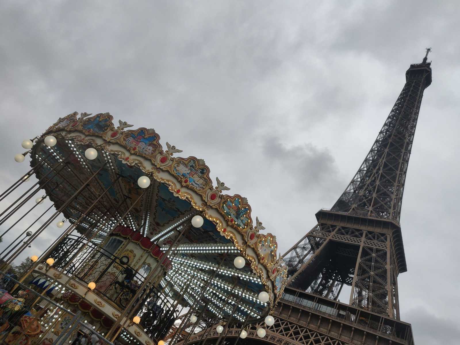Kinder Karussel am Eiffelturm von paris, Sehenswürdigkeit,Städtereisen, urbane Kultur, Baukultur, Urbanität, stark urbanisiert, Wahrzeichen Frankreich Grand-Paris Paris Zentrum