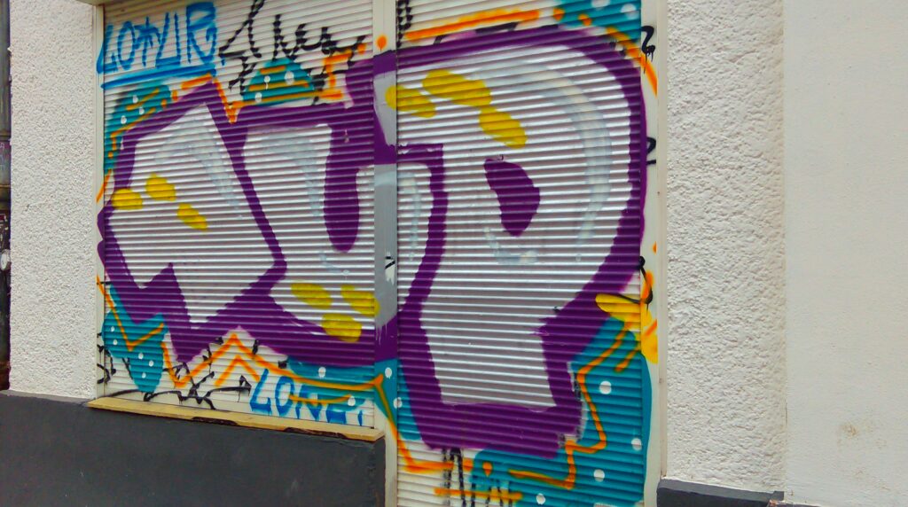 1UP Graffiti in Berlin auf einem Rolladen Straße Urbane Kunst Urbanität Graffiti Beef Friedrichshain