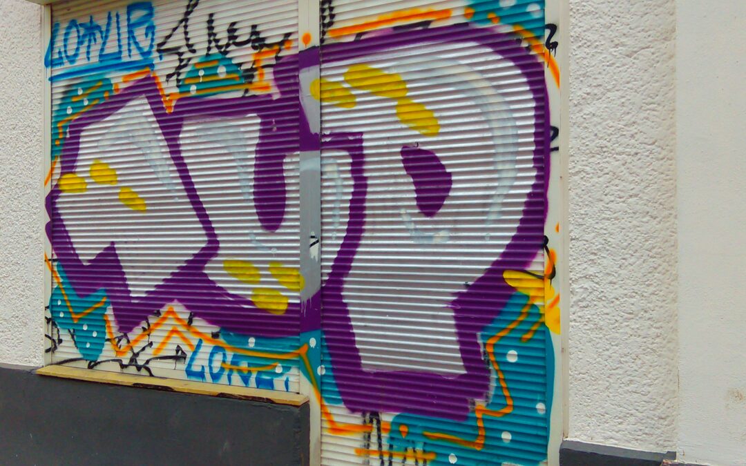 1UP Graffiti in Berlin auf einem Rolladen Straße Urbane Kunst Urbanität Graffiti Beef Friedrichshain