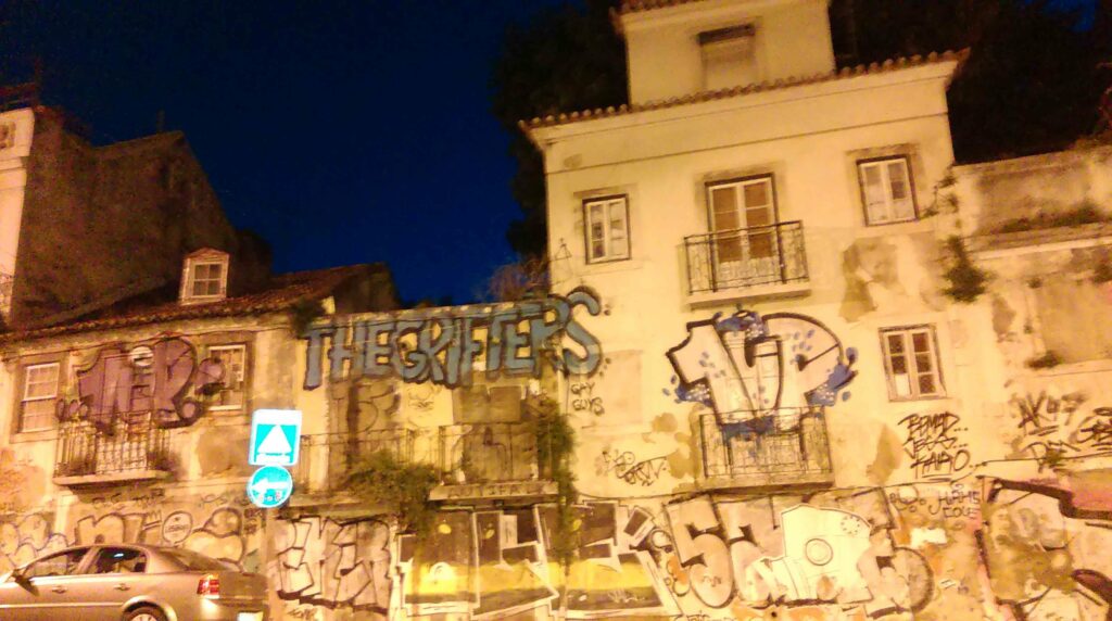 Graffiti 1UP Crew Lissabon Portugal Straße bmalt-beschmierte Hausfassade