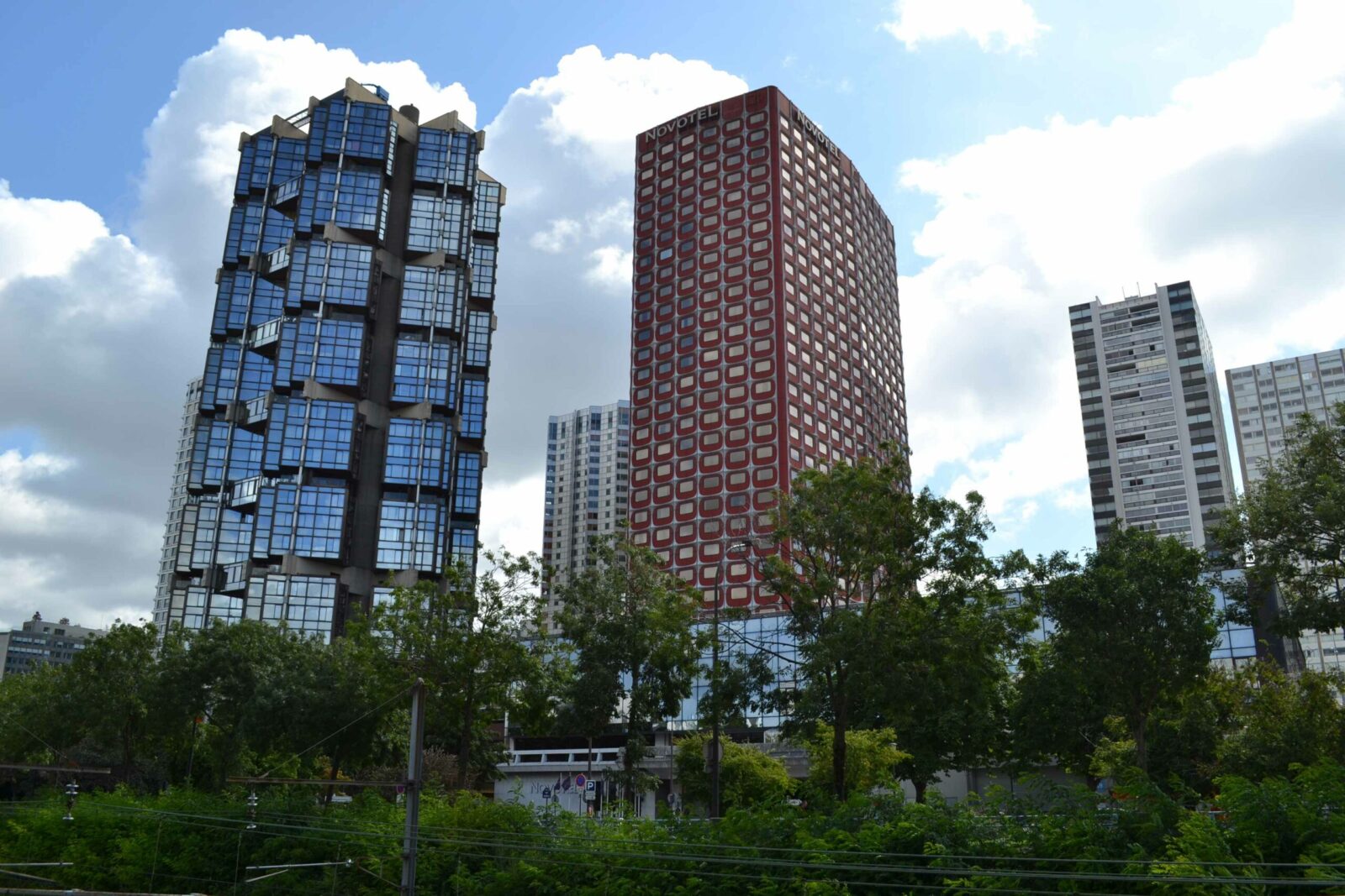 Skyline Paris Architektur hochhäuser blau und rote fassade, urbanismus Grand-Paris Frankreich Megastadt Stadtentwicklung