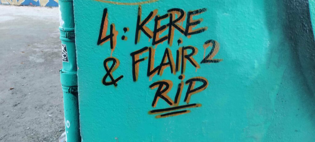 La Rochelle Graffititag Tag Graffiti "4: Kere & Flair2 RIP" graffeurs décédé à Newy York de France Récompense par la sous-culture et les amis avec une fresque murale