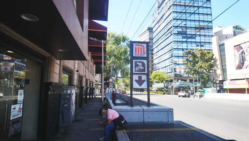 ikonografie öffentliche Verkehrsmittel Mexiko Stadt Metrostation Freiluft wartende Menschen Sommer Stadtlandschaft Hochhäuser