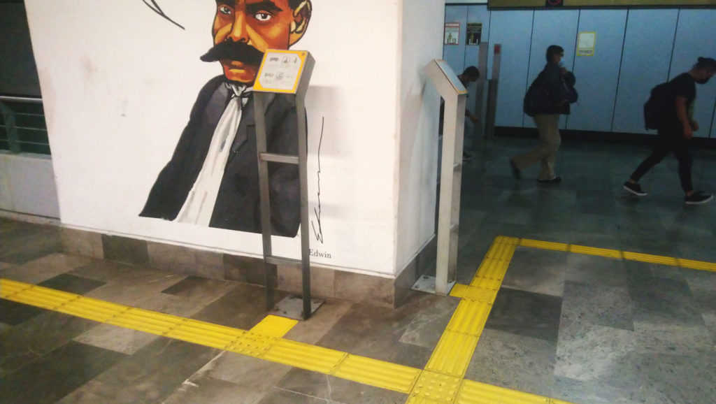 Ikonografie öffetliche Verkehrsmittel Mexiko-Stadt U-Bahn Metrostation Bodenbeschilderung gelbe Bodenmarkeirung barrierefrei inklusiv recht auf stadt mobilität taktischer urbanismus